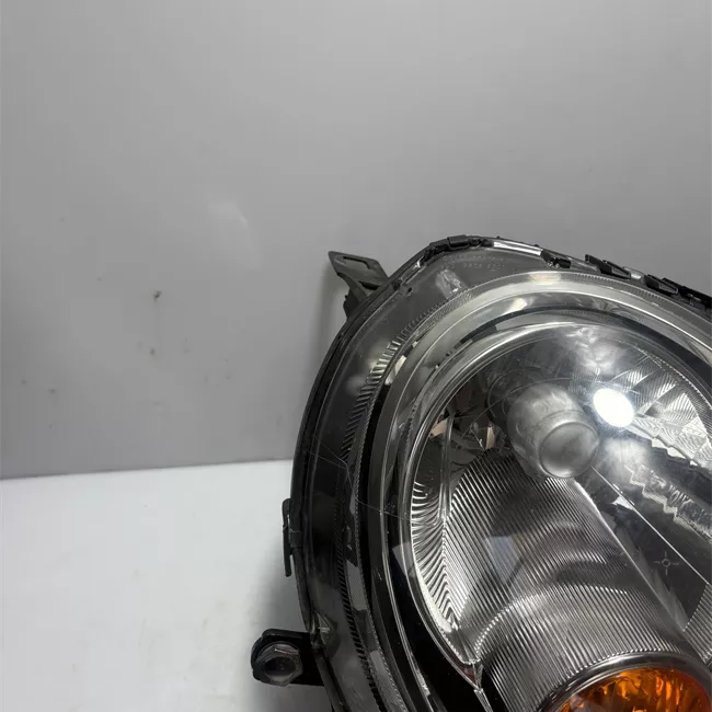 Proiettore destro con indicatore direzione giallo
