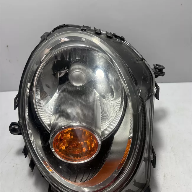 Proiettore destro con indicatore direzione giallo