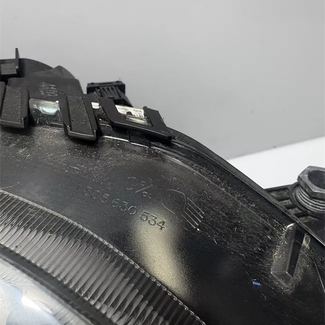 Proiettore destro con indicatore direzione giallo