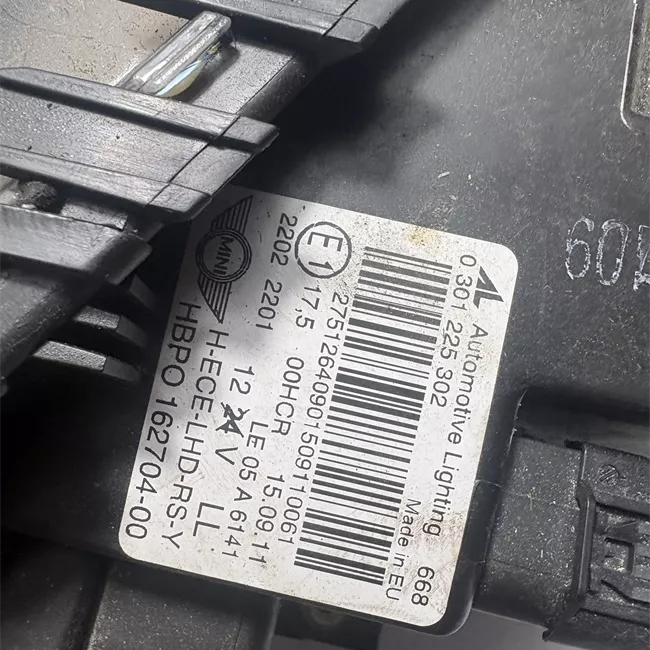Proiettore destro con indicatore direzione giallo