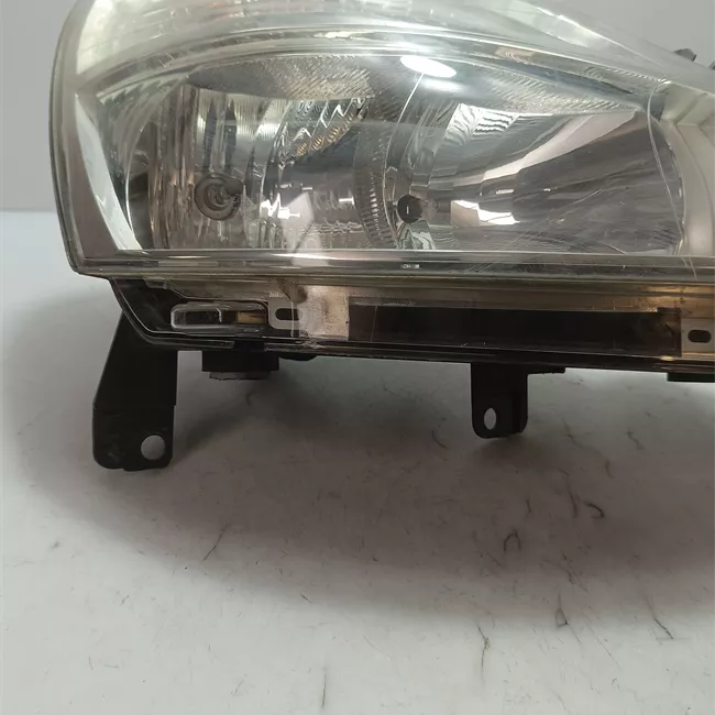 Proiettore destro Faro 01