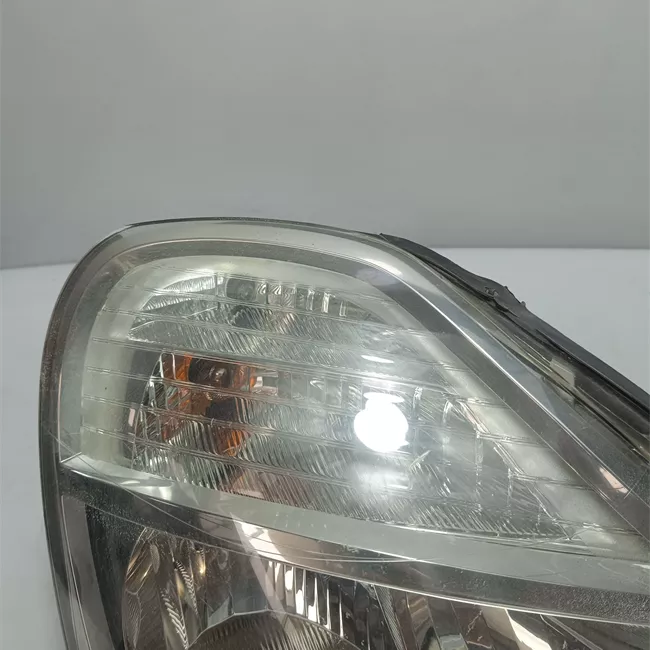 Proiettore destro Faro 01