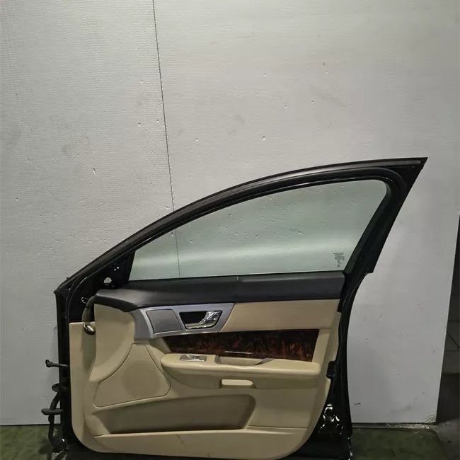 Porta anteriore destra