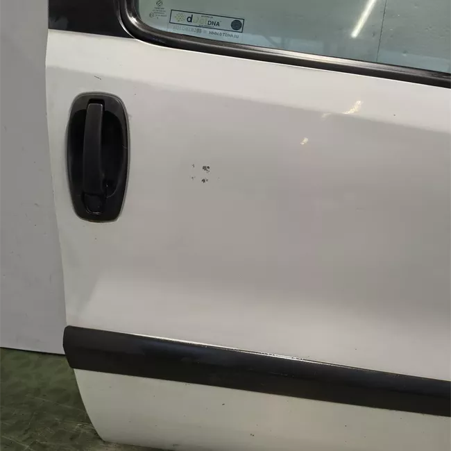 Porta anteriore destra