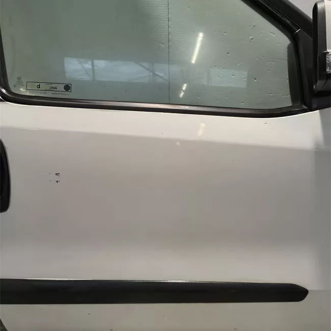 Porta anteriore destra