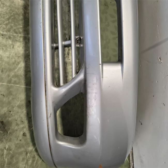 Paraurti anteriore grigio