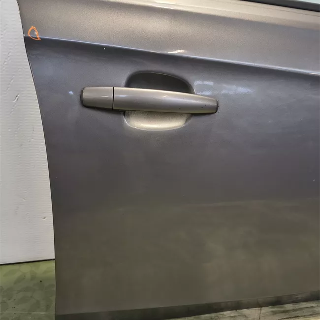 Porta anteriore destra