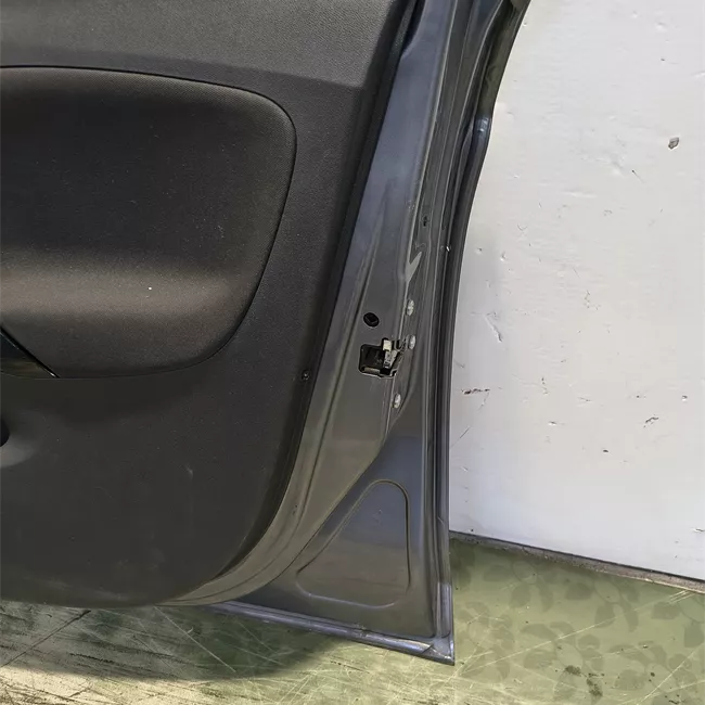 Porta anteriore destra