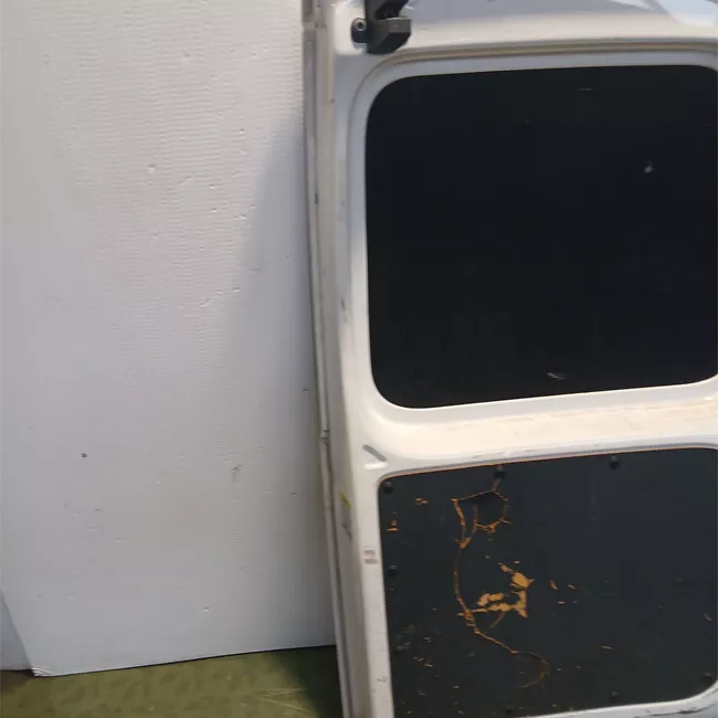 Porta carico posteriore a battente sinistra