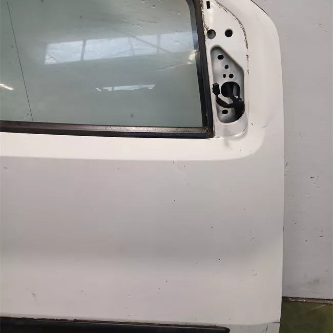 Porta anteriore destra