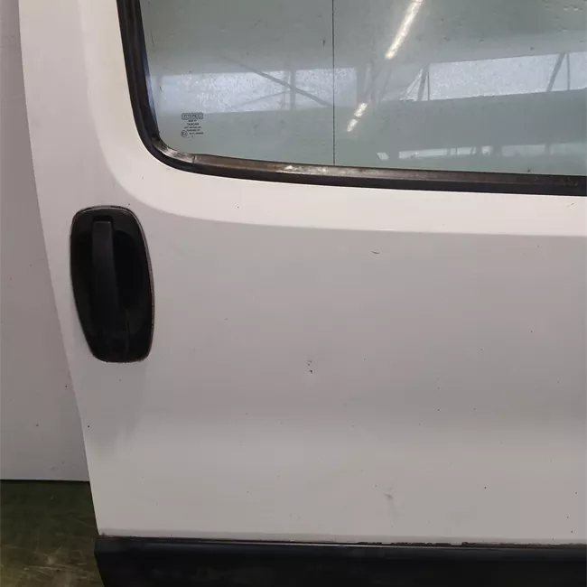 Porta anteriore destra