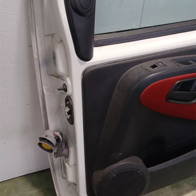 Porta anteriore destra