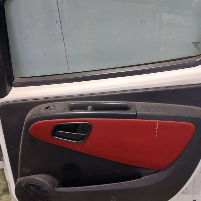 Porta anteriore destra