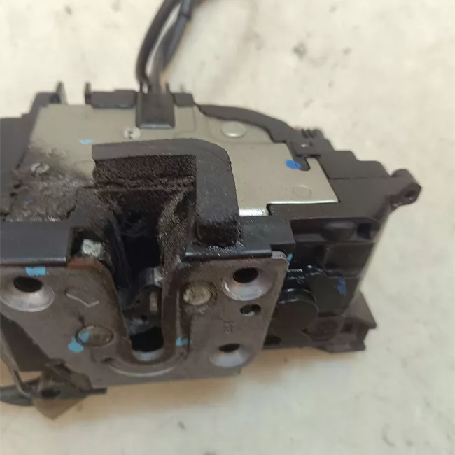 Serratura porta anteriore sinistra con bloccaggio elettromagnetico