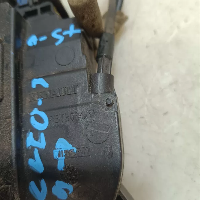 Serratura porta anteriore sinistra con bloccaggio elettromagnetico