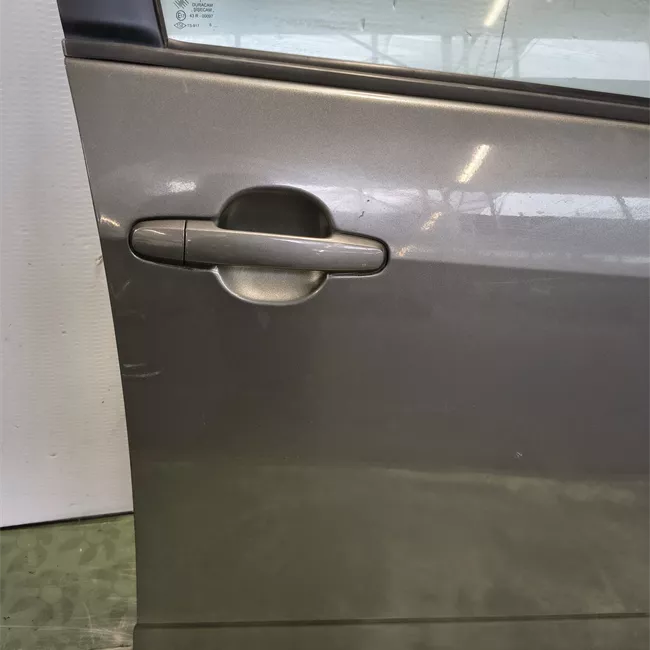 Porta anteriore destra