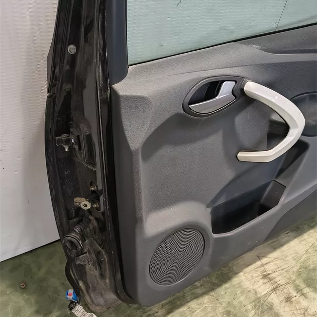 Porta anteriore destra