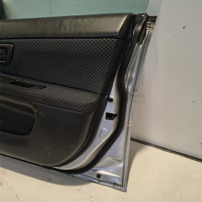Porta anteriore destra