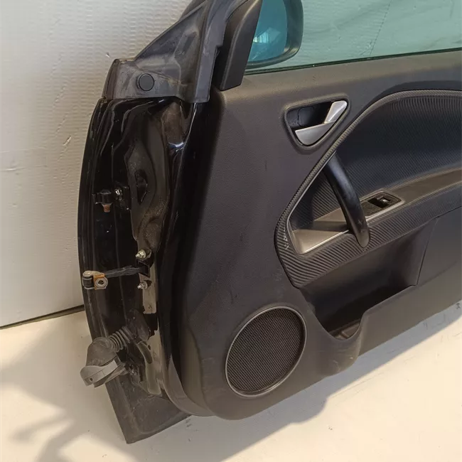 Porta anteriore destra
