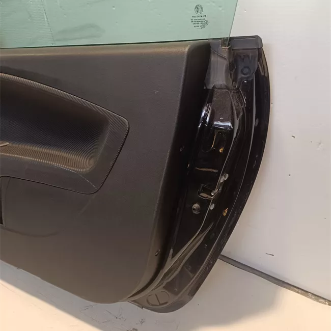 Porta anteriore destra