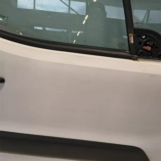 Porta anteriore destra