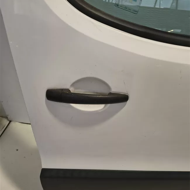 Porta anteriore destra