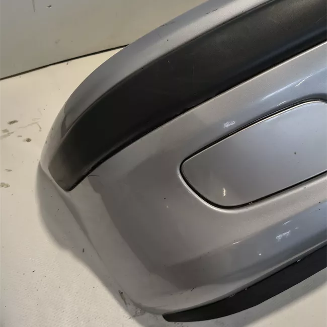 Paraurti anteriore con anello di colore