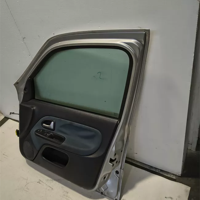 Porta anteriore destra