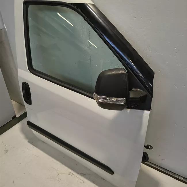 Porta anteriore destra