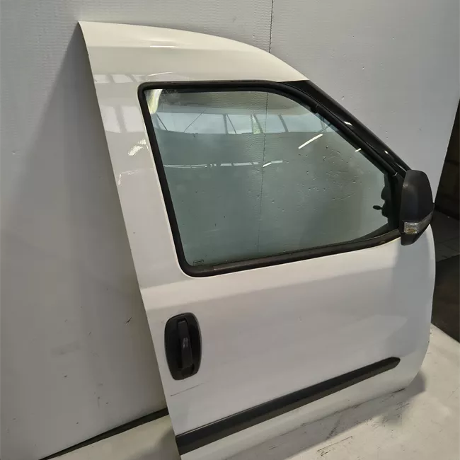 Porta anteriore destra