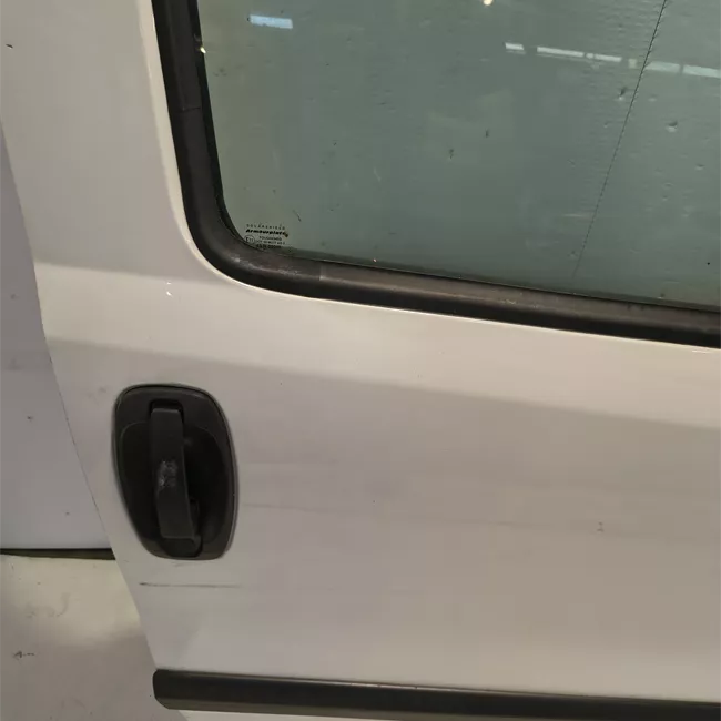 Porta anteriore destra