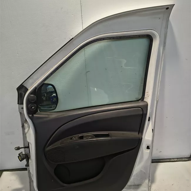 Porta anteriore destra