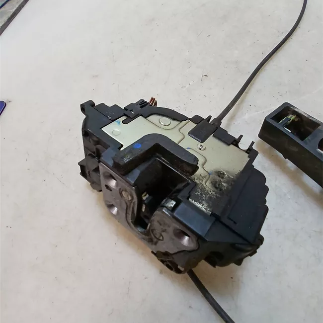 Serratura porta anteriore destra con bloccaggio elettromagnetico