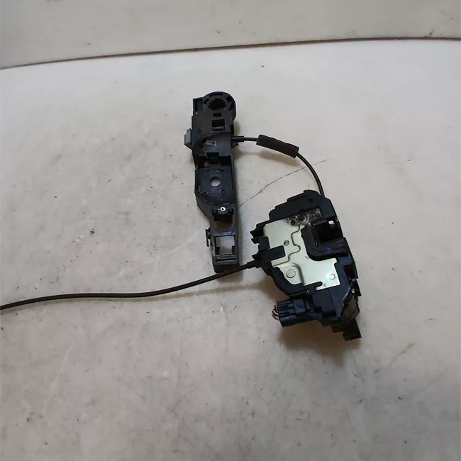 Serratura porta anteriore destra con bloccaggio elettromagnetico