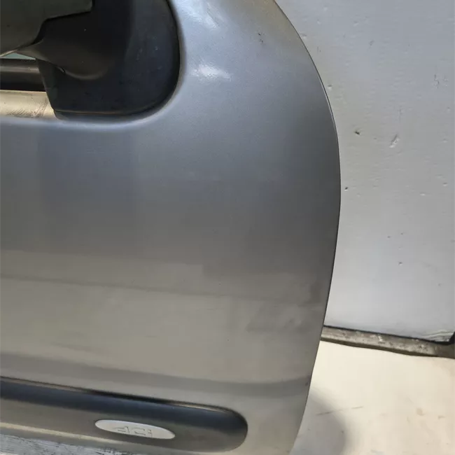 Porta anteriore destra