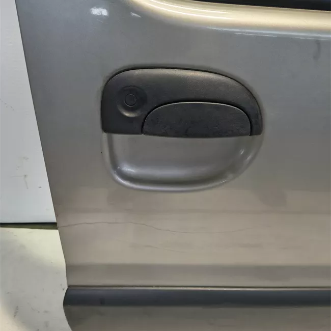 Porta anteriore destra
