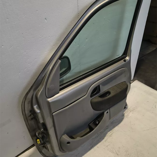 Porta anteriore destra
