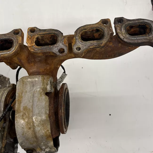 Turbocompressore con collettore scarico