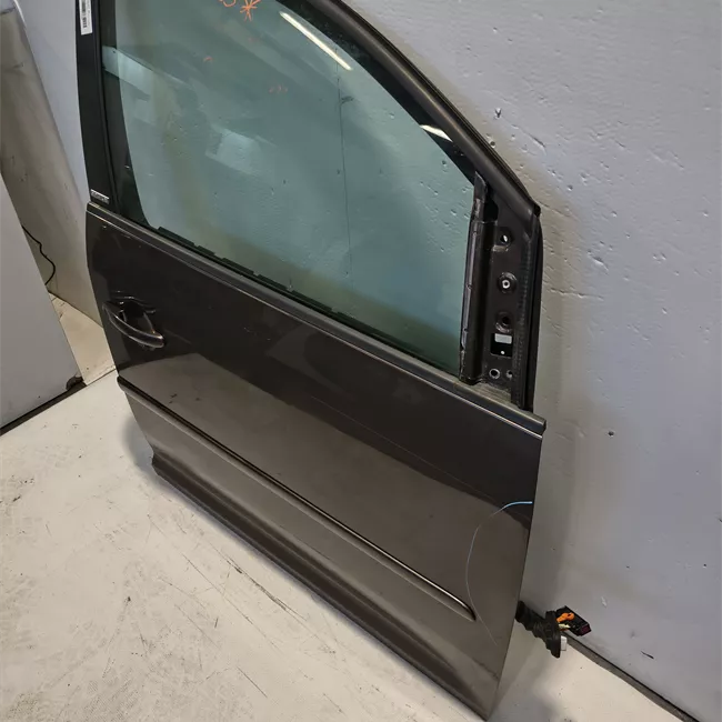 Porta anteriore destra
