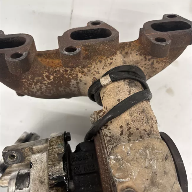 Turbocompressore con collettore scarico