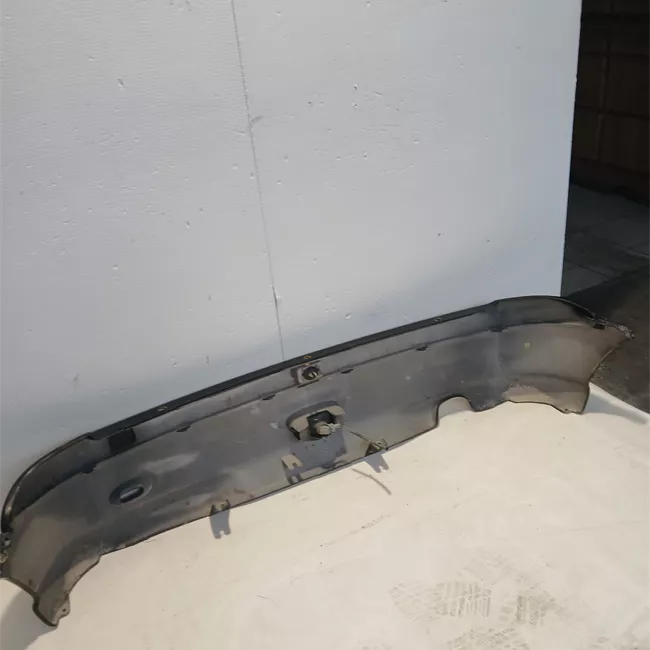 Paraurti posteriore con kit di fissaggio primer