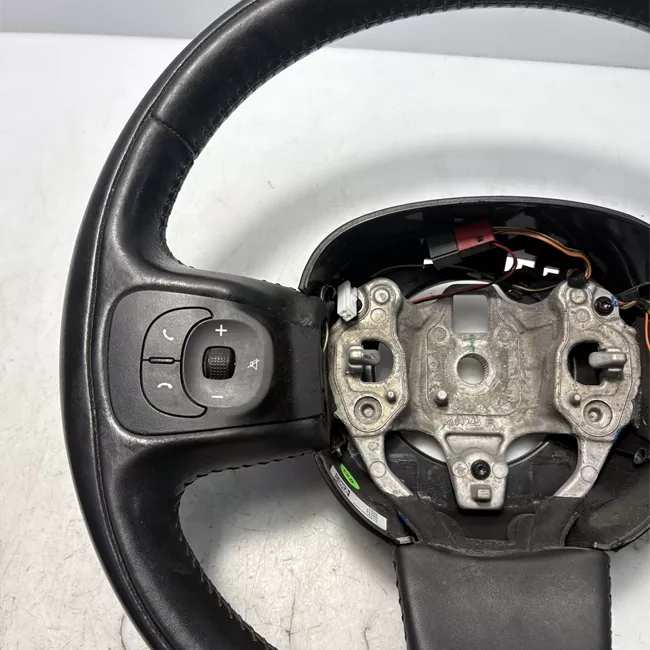 Volante con comandi nero