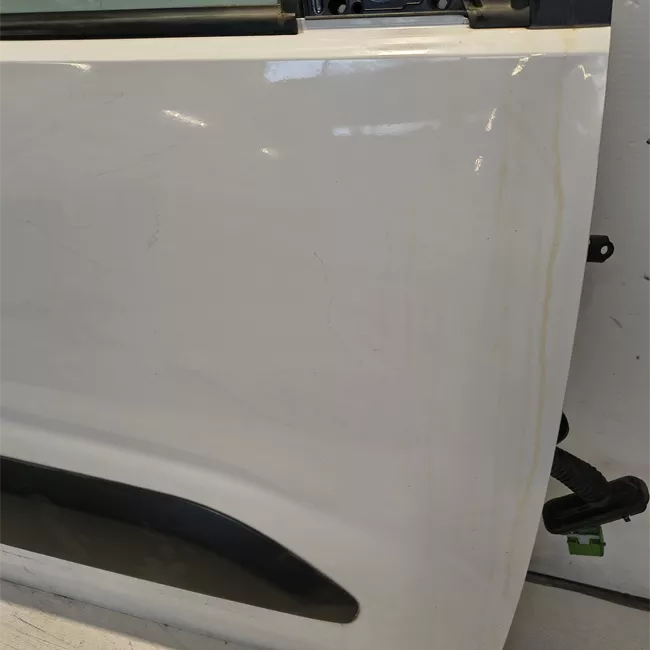 Porta anteriore destra