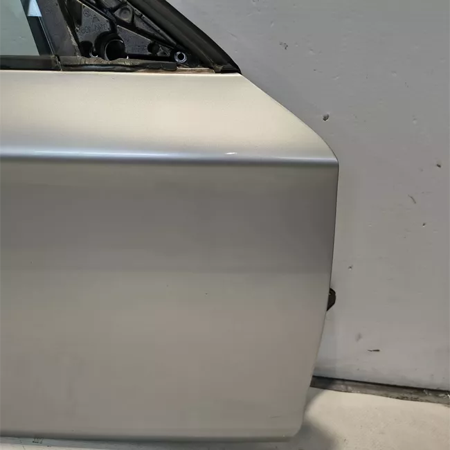 Porta anteriore destra