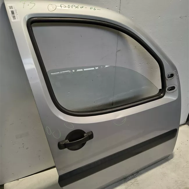 Porta anteriore destra