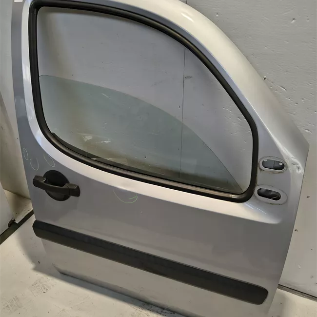 Porta anteriore destra