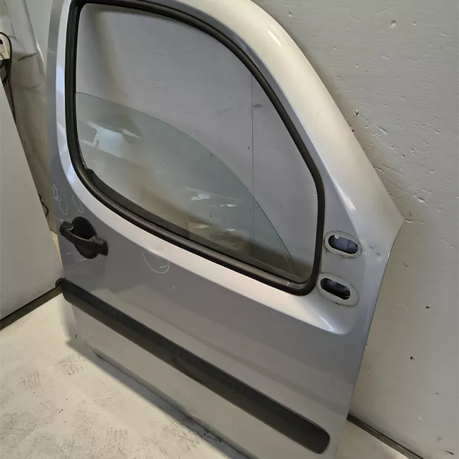 Porta anteriore destra