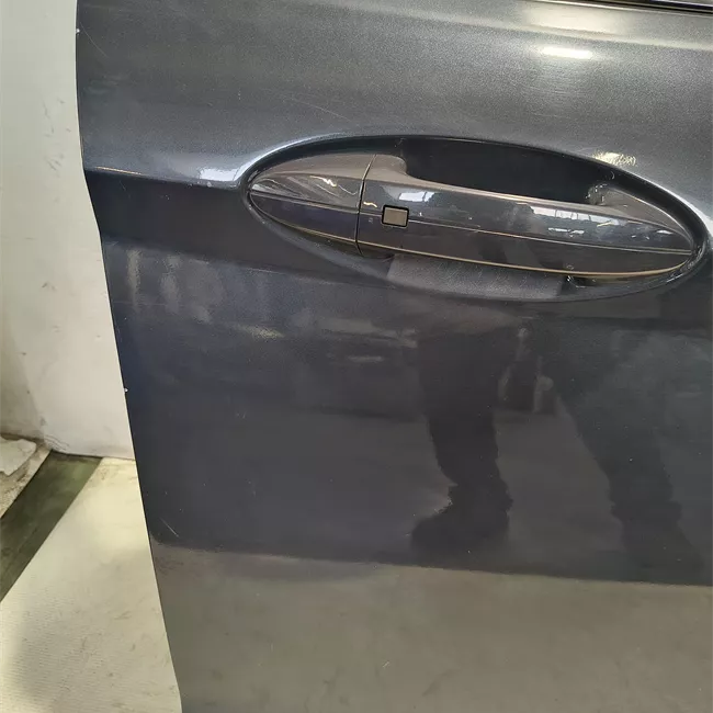 Porta anteriore destra