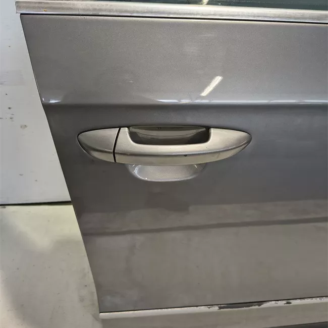 Porta anteriore destra