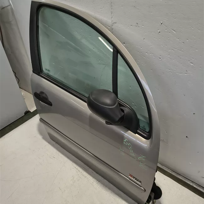 Porta anteriore destra